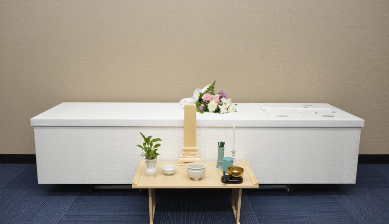 お見送り葬（費用を抑えてご遺族のご負担を軽く。）葬儀場に集っていただく通夜・告別式をなくしたプランに枕飾りやお線香・ろうそくなどをセットしました。150,000円～