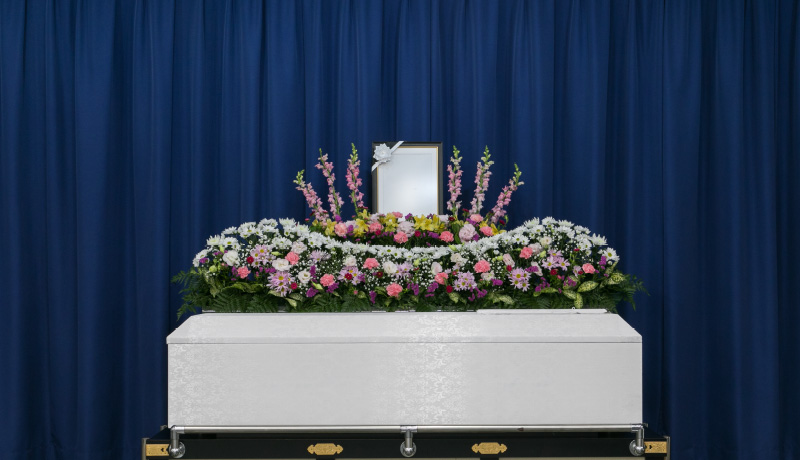 一日親族葬（通夜無し。告別式だけを１日で済ませるお葬式。）通夜を省略した忙しいご家族のためのプラン。告別式で故人とのお別れの時間を過ごしていただけます。自由祭壇プラン199,000円～