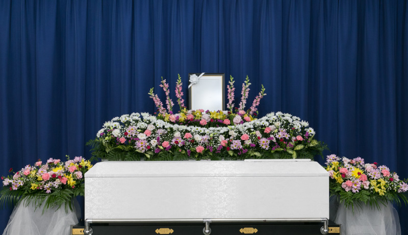 小さな親族葬（通夜と告別式を少人数で行いたい方に。）親族や近親者を中心に少人数でお見送りするプラン。お身内だけでゆっくり過ごす事ができます。自由祭壇プラン270,000円～